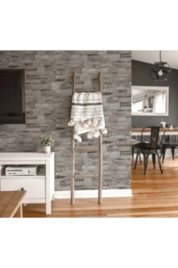 Saka 58-3 Taş Desenli Duvar Kağıdı, oturma odasında doğal taş efekti sağlayarak modern ve estetik bir görünüm sunuyor.